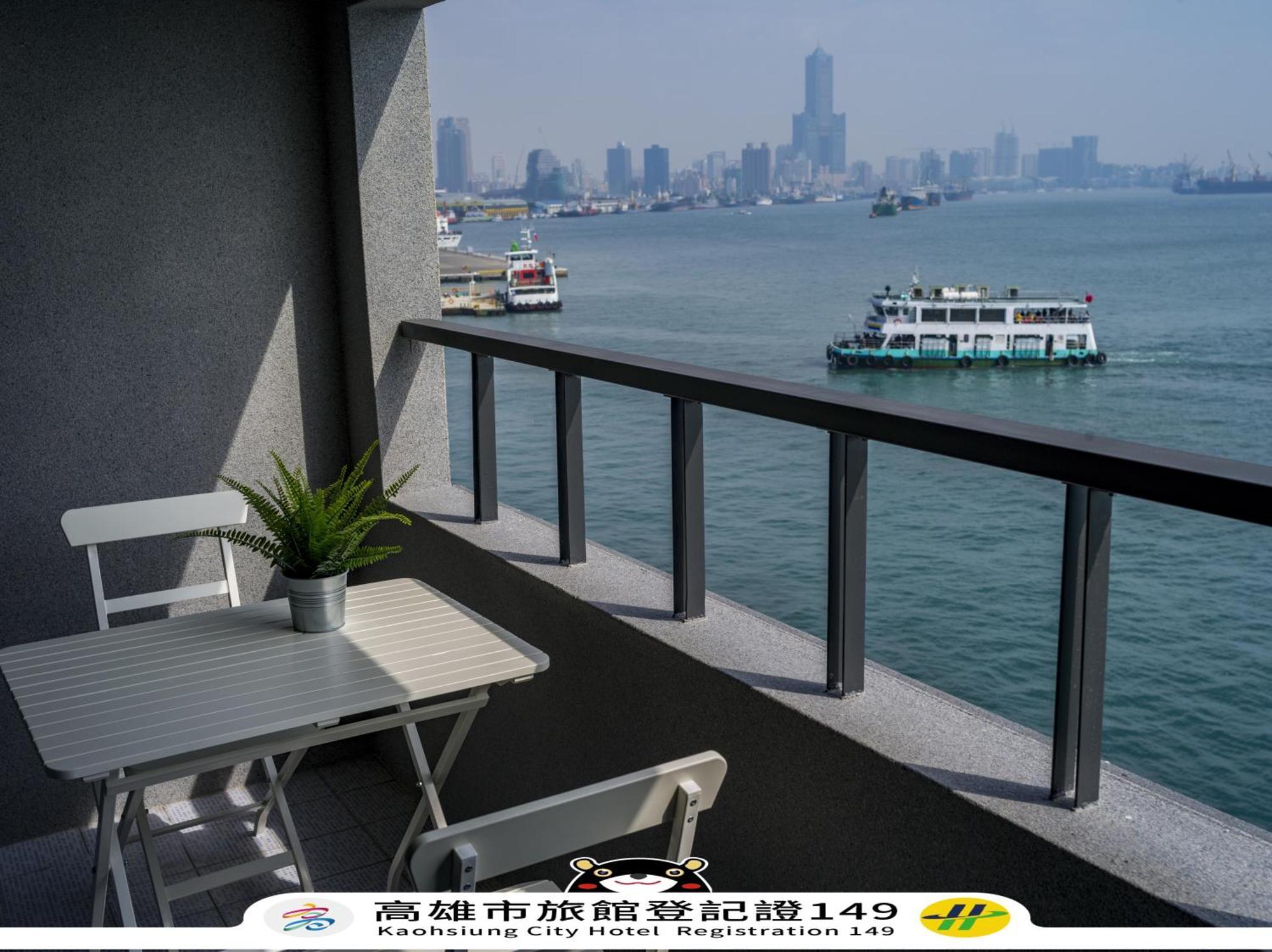 Watermark Hotel-The Harbour Kaohsiung Exterior photo