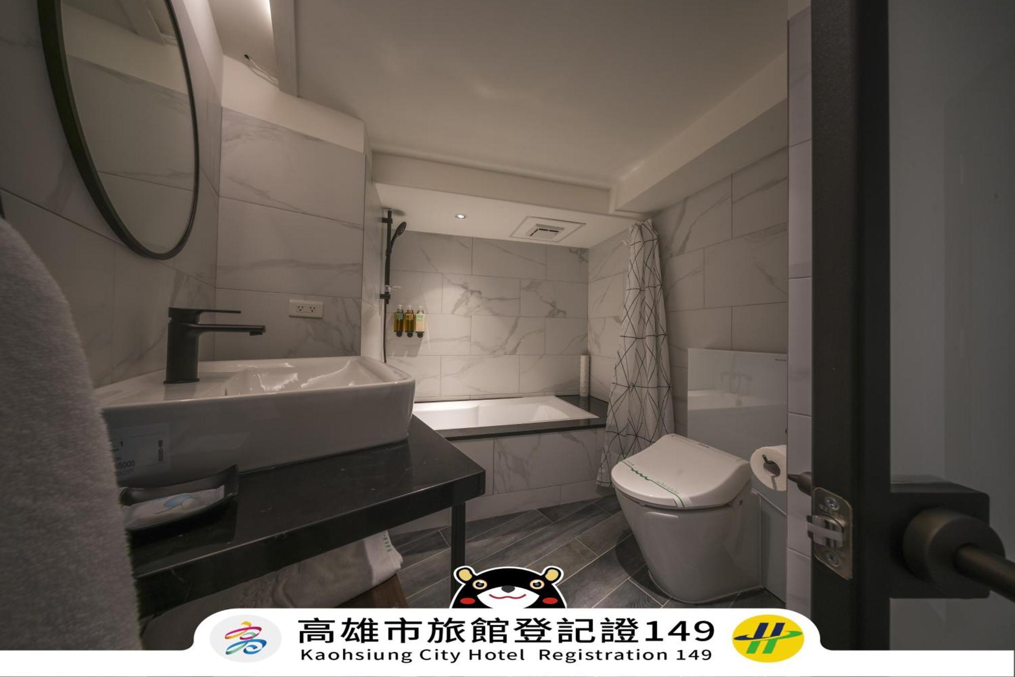 Watermark Hotel-The Harbour Kaohsiung Room photo