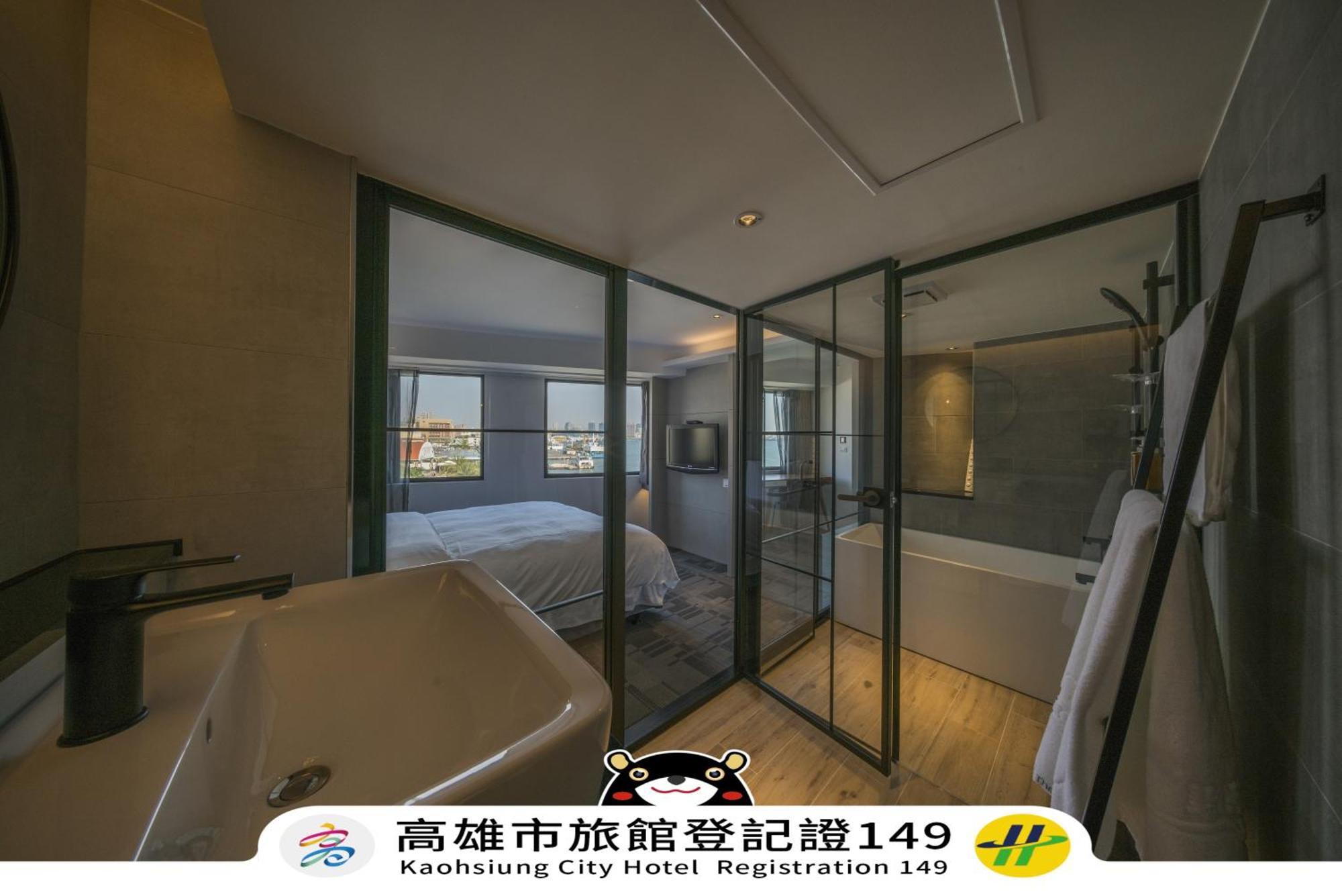 Watermark Hotel-The Harbour Kaohsiung Room photo