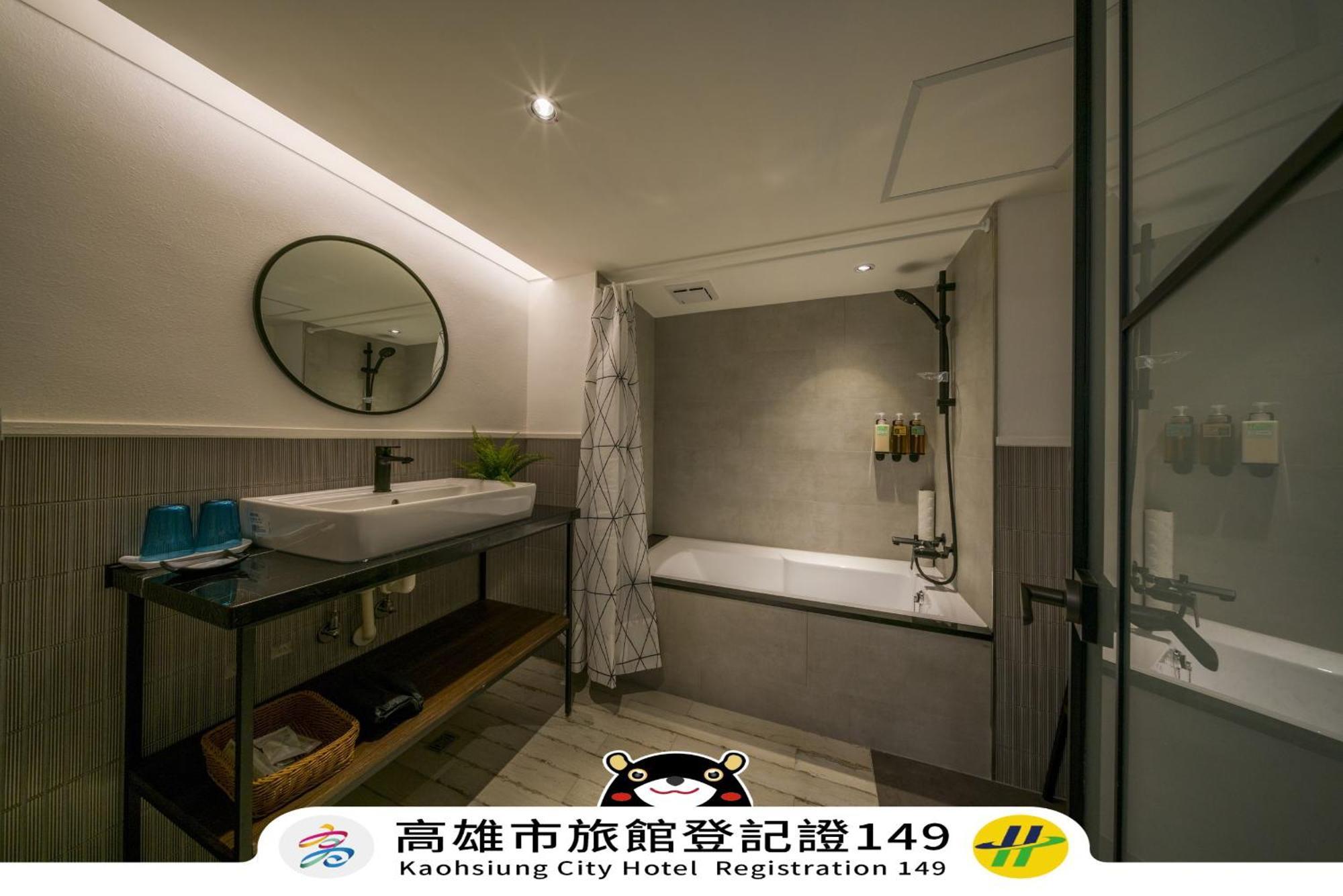 Watermark Hotel-The Harbour Kaohsiung Room photo